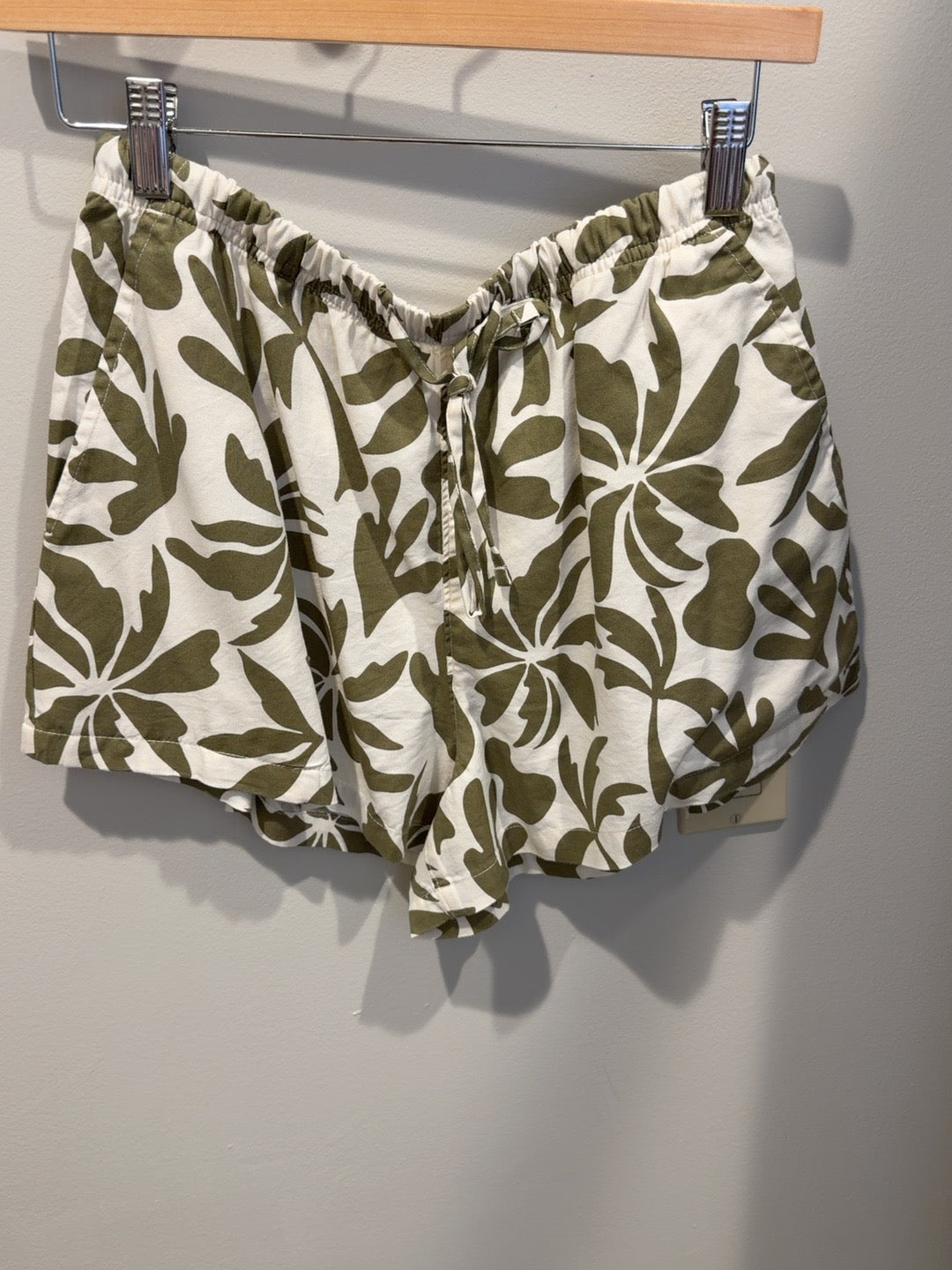 Roark Costa shorts in dusty olive leaf print